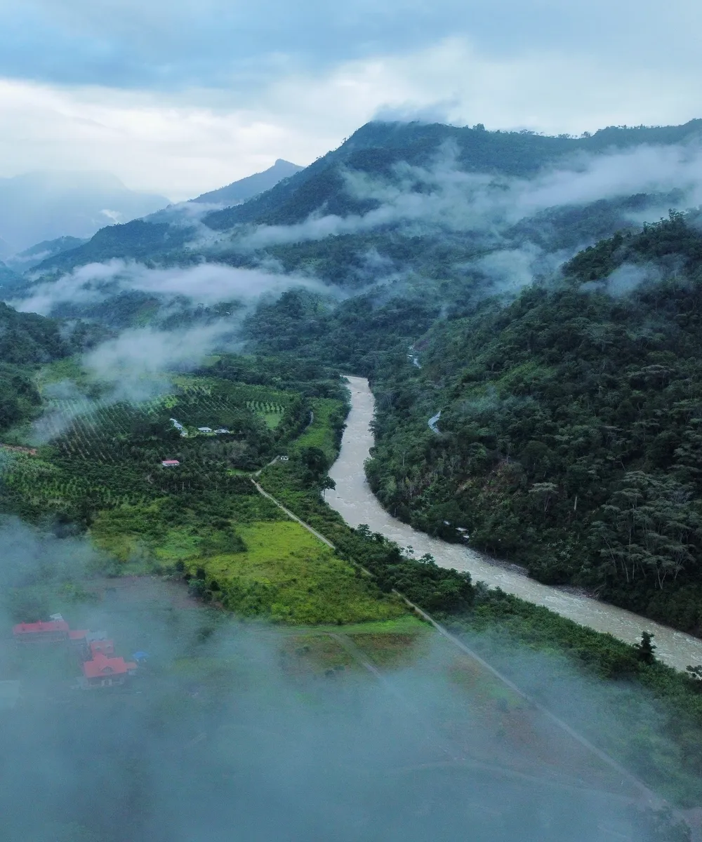 Vista aérea del valle de Chanchamayo con el río entre los cerros